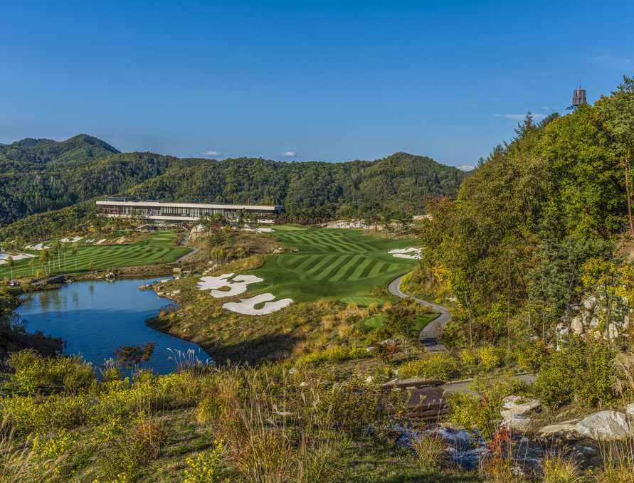 Set deep in the mountains of South Korea, this golf course is a monumental achievement in land contouring and water management.  In his concluding article about this enormous undertaking, Ken Alperstein covers what it took to go from compacted rubble to water-laced dreamscape.