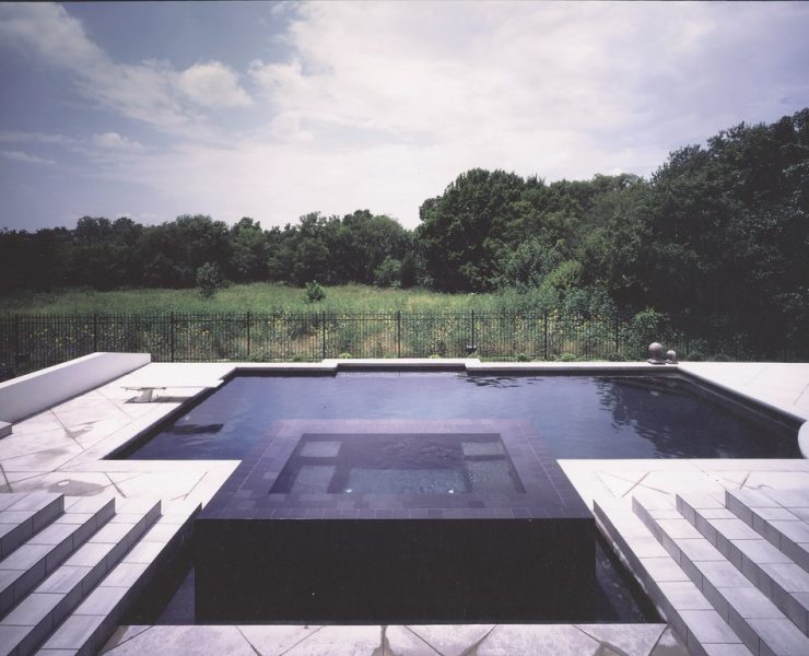 Texas watershaper Tom Moneta is one who believes that vanishing-edge effects are just too good to be limited to use on swimming pools and fountains. So he and the designers at Leisure Living Pools have spent the past few years perfecting ‘vanishing-edge spas’ – vessels that neatly combine the decorative qualities of waterfeatures with the therapeutic joys of bubbling hot water.