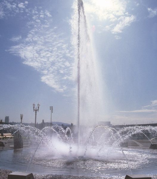 From large, deck-level dancing fountains to small, toy-like interactive water effects, the art of enticing the public to participate in aquatic spaces has developed by leaps and bounds in recent years. Here, Pam Pasotti of the fountain consulting firm of CMS Collaborative traces the evolution of these participatory installations with an eye toward distilling the lessons fountain designers have learned along the way.