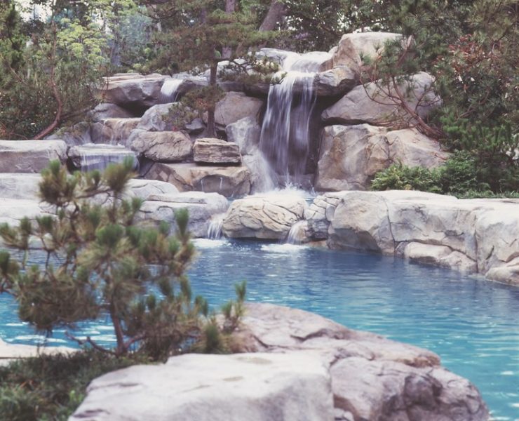 The swimming pool and grotto at the Playboy Mansion West are among the most photographed and celebrated watershapes of all time. So when Playboy founder Hugh Hefner purchased a neighboring estate and wanted the pool remodeled to harmonize with the original masterpiece, rock specialist Bruce Riley knew he had his work cut out for him. After all, he says, the naturalistic rock castings had to create a setting worthy of a centerfold.