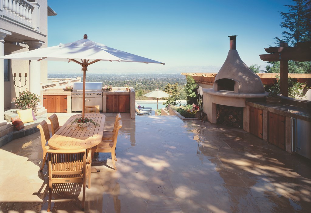 Outdoor cooking and entertainment areas are becoming more and more popular among his mid- to high-end clients in California’s Silicon Valley, observes watershaper Paolo Benedetti. That’s why he now sees ‘exterior kitchens’ as much more than an afterthought and has instead found ways to integrate them fully into his work with homeowners, from the start of the design process through to a highly functional finish.