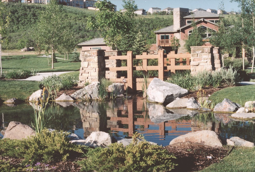 Overseeing the design and installation of naturalistic, mostly large-scale watershapes for high-end developers and residential clients in the Salt Lake City area is clearly a passion for Derk Hebdon. Since he arrived in town three years ago and helped establish Bratt Inc.’s waterfeatures unit (which he now owns), he’s watched strong local market emerge and rise to a level where the watershapes are truly worthy of their dramatic surroundings.