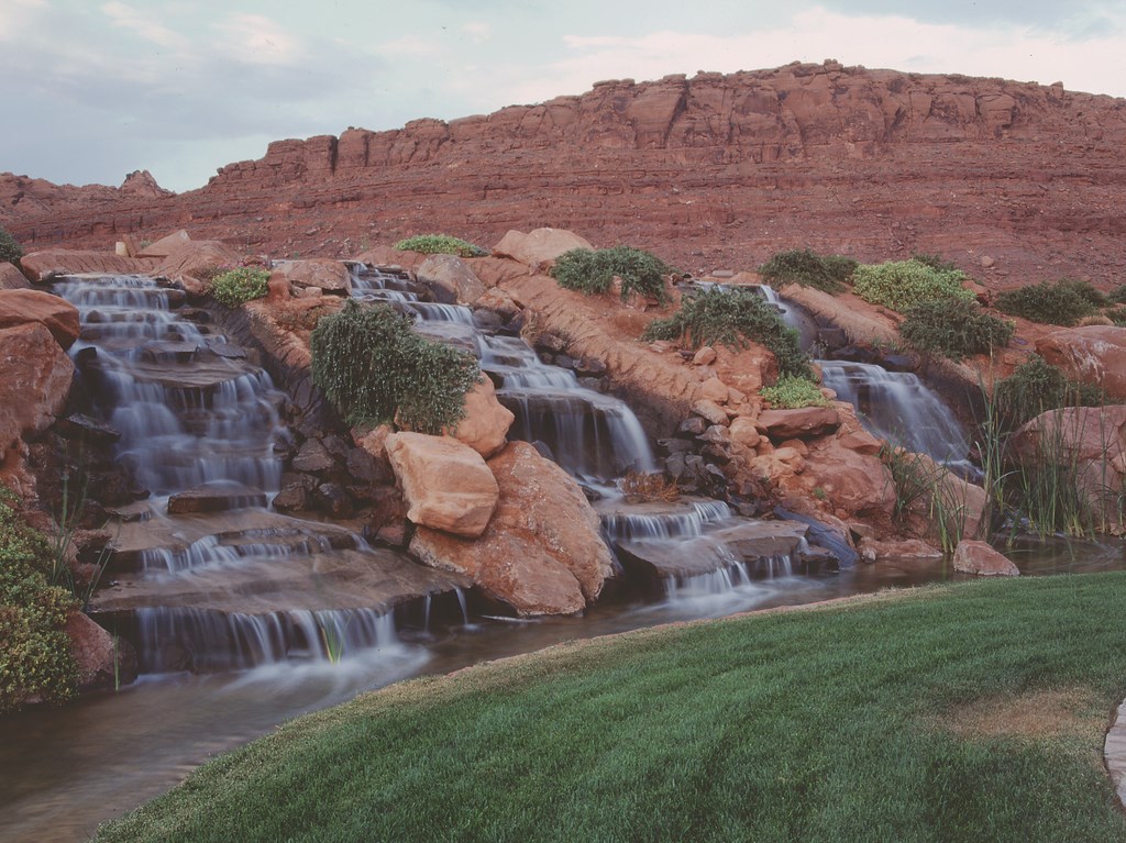 The Entrada Golf Course on the outskirts of St. George, Utah, stands at the heart of an unusual cluster of housing developments. For the past five years, watershaper Richard Allen has worked non-stop to integrate the entire, grand composition through its watershapes, from big lakes and watercourses to intimate streams that run along the property lines of many of the homes – all in the name of creating a much-desired oasis in an arid landscape.