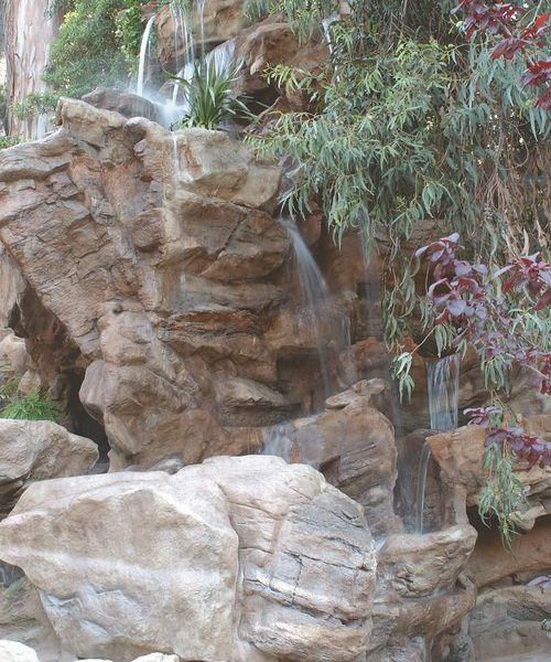 The hills of Bel Air, Calif., are replete with steep slopes, lush greenery, winding streets and luxury estates – the perfect setting for one of Mario Abaldo’s elaborate naturalistic compositions in artificial rock and water. The work took months to complete, during which time he and his crews of artisans spent countless hours creating a pool and spa, streambeds, ponds, landscapes and a 40-foot waterfall set amid towering eucalyptus trees.