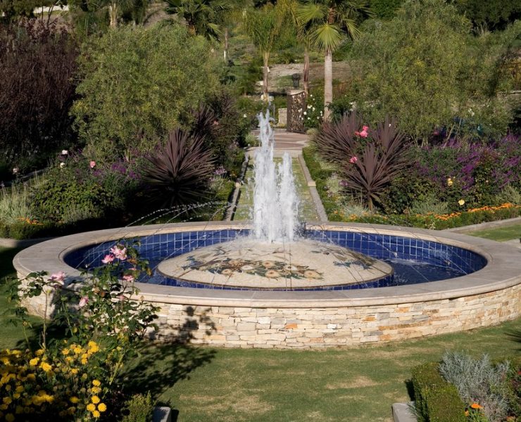 Art with mosaic tile reaches back thousands of years to the ancient Greeks and Romans, yet in addition to its classic appearance it also has a flexibility that makes it fully adaptable to modern applications. This combination of design tradition and contemporary possibilities has led the artists at Vita Nova of Van Nuys, Calif., to step up and create new tile mosaics that keep all aspects of the material’s aesthetic potential front and center.