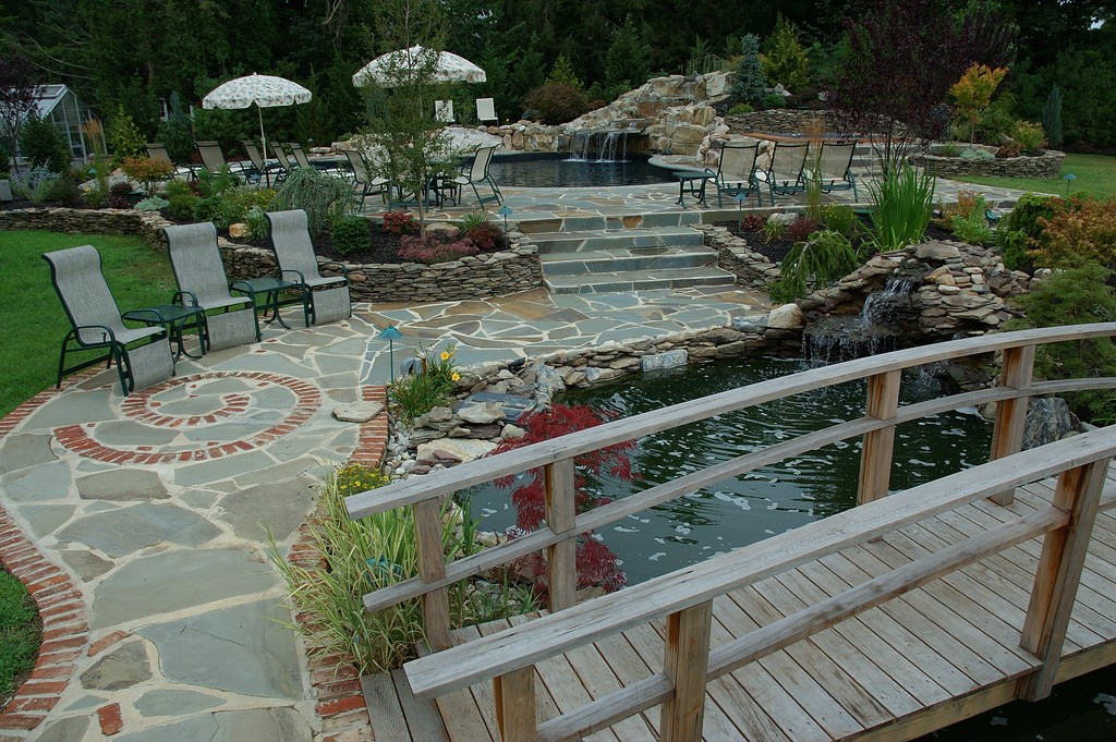 For quite some time, vinyl-liner pools have been installed using a range of structural materials, from poured-concrete and block walls to a range of steel and polymer panels. Here, long-time pool installer Phil Della Pietro discusses how these materials are now being used in ways that bring creative flexibility to the design process and allows him to serve clients who are looking for vinyl-lined watershapes that rival their concrete counterparts.