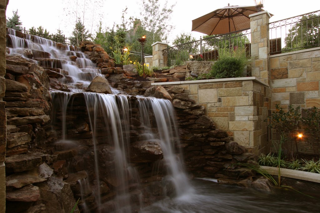 Creating eye-catching outdoor living spaces is a process of pure passion for watershaper Robert Bledsoe, who prides himself on distinctly bold, vivid projects rich with fine details and artistic touches. Working in the Kansas City area, he has built a reputation for high-end work that is always informed by unbridled enthusiasm and a freewheeling style tailored neatly to clients who have big expectations – and budgets to match.